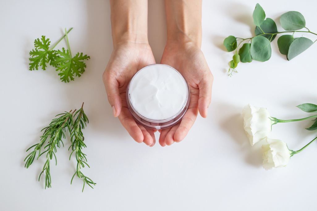 Moisturizing cream with natural ingredients